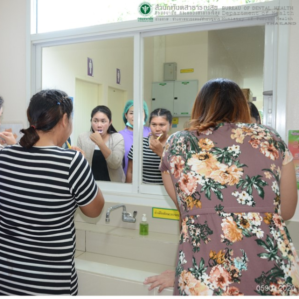 ชุดที่ 9 ภาพเคี้ยวเม็ดสีย้อมฟัน การใช้ไหมขัดฟัน ในหญิงตั้งคครภ์โดยทันตบุคลากร ปีที่ถ่ายภาพ : ปี พ.ศ. 2561